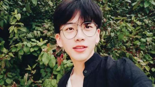 抖音网红刘雅萌吃瓜图片,瓜界新宠儿风采尽显